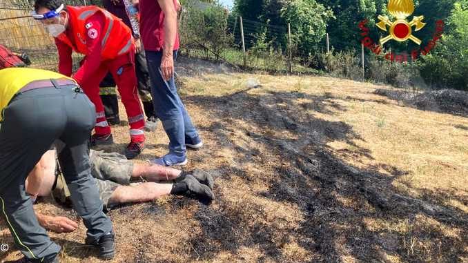 I Vigili del fuoco soccorrono un uomo coinvolto in un incendio di sterpaglie a Valmanera