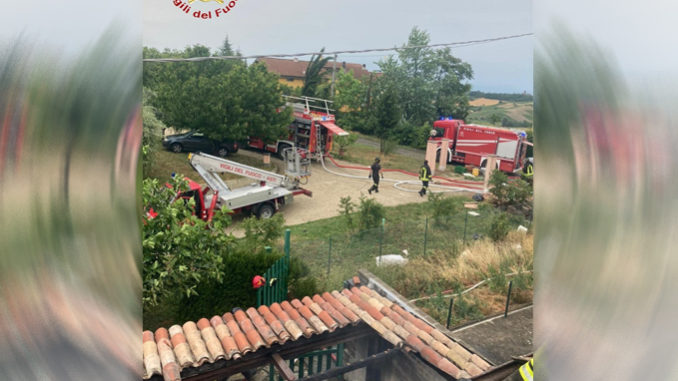 Incendio al porticato di un'abitazione nel comune di Casorzo