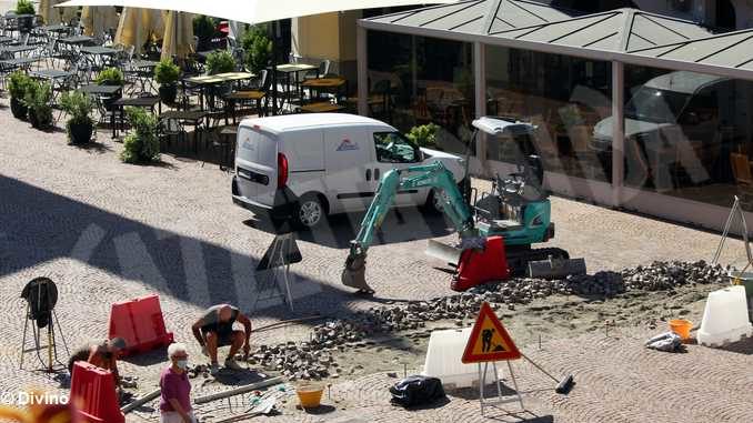 Alba: manutenzione pavimentazione in porfido, in centro storico
