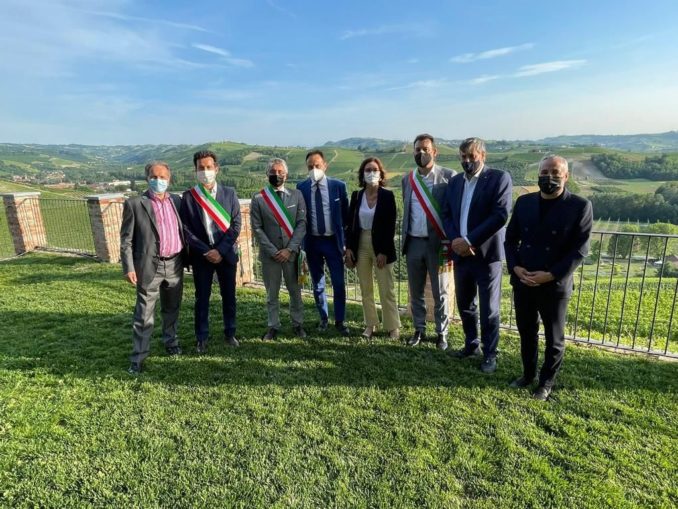 Alba: il sindaco Carlo Bo, insieme ai primi cittadini di Langhe e Roero, ha incontrato al castello di Grinzane Cavour il Ministro per gli Affari regionali e le Autonomie Mariastella Gelmini, ospite dell’assemblea annuale di Confindustria Cuneo 2