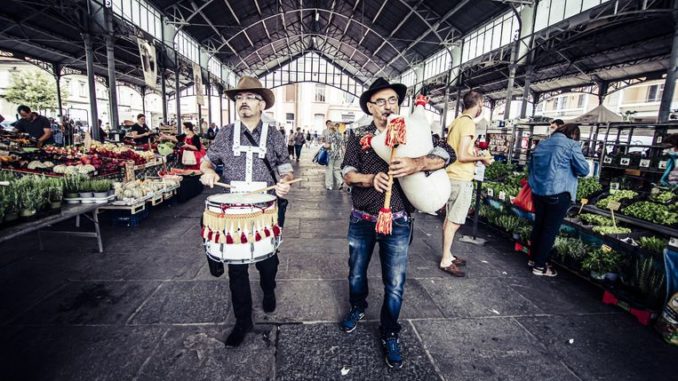 Occit'amo suona la musica dei trovatori nei mercati della Granda