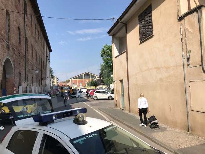 Carambola con l'auto su 7 vetture parcheggiate: ferito un giovane braidese