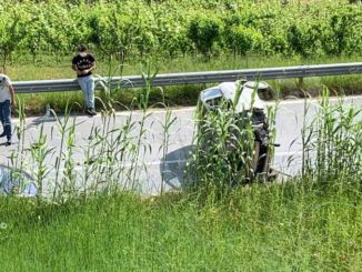 Auto cappottata in discesa in via Tanaro: sul posto i Vigili del fuoco Alba