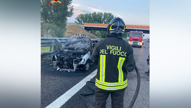 Auto distrutta dalle fiamme sulla A33: intervengono i Vigili del fuoco di Asti
