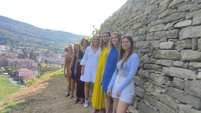 Otto ragazze a tutelare i muretti