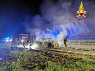 In fiamme un'utilitaria sulla Torino-Piacenza: nessun ferito fra gli occupanti