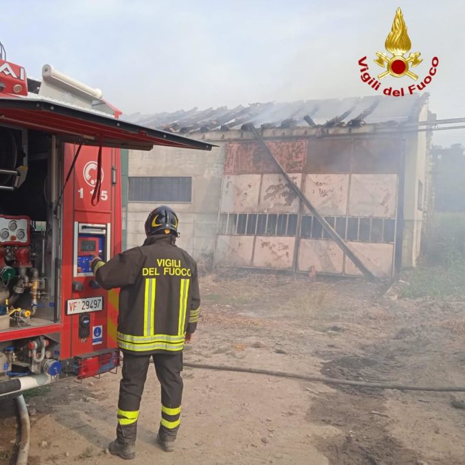 Incendio in corso in un capannone a Clavesana: a fuoco fieno e paglia 1