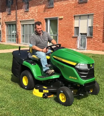Un nuovo trattorino per tagliare l'erba alla casa di riposo di Farigliano