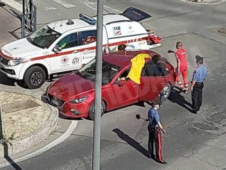 Auto contro l’aiola tra corso Langhe e via Romita