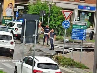 Forte temporale ad Alba: abbattuto, alberi, olmbrelloni e cartelloni 1