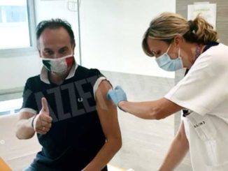 «Vaccinatevi con fiducia», l'appello di Alberto Cirio mentre riceve la seconda dose