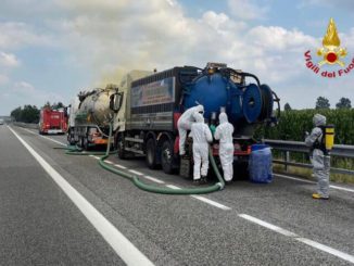 Autocisterna perde acido nitrico sulla Torino-Savona: allerta a Cherasco
