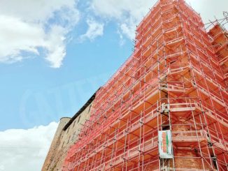 Il castello di Castiglione Falletto avvolto dai ponteggi