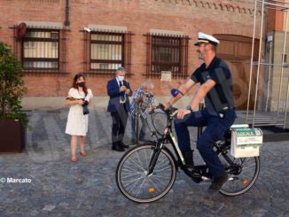 Egea dona una bici elettrica al Comune di Cherasco 1