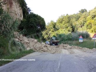 Aperto un varco nella frana sulla strada tra Pocapaglia e Sommariva Perno