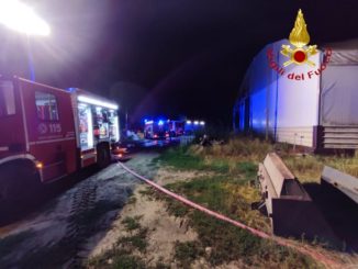 In fiamme un capannone agricolo ad Asti: distrutti sei mezzi agricoli