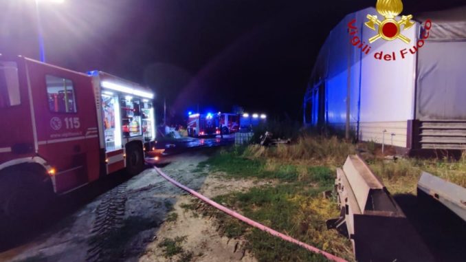 In fiamme un capannone agricolo ad Asti: distrutti sei mezzi agricoli