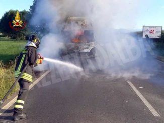 Un incendio distrugge un furgone alle porte dell'abitato di Saluzzo