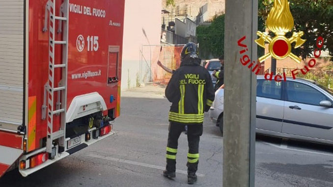 Un’auto prende fuoco in viale Partigiani ad Asti