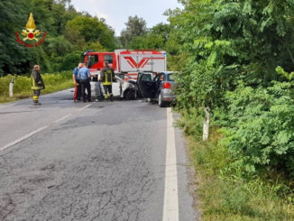 Auto in fiamme in seguito ad uno scontro sulla Fondovalle a Carrù: due feriti ed un morto