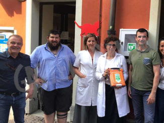 La farmacista Giraudi dona un defibrillatore al Comune di Farigliano