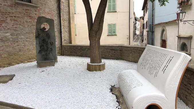 Santo Stefano Belbo rende omaggio a Cesare Pavese con le panchine letterarie 1