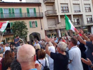 In 300 alla manifestazione di Alba contro il green pass