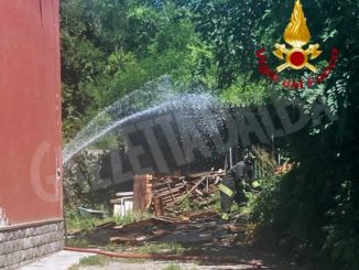 Legnaia in fiamme, l’intervento dei Vigili del fuoco evita danni all’abitazione