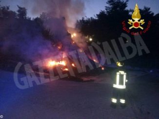 Rotoballe di paglia vanno a fuoco a Frinco
