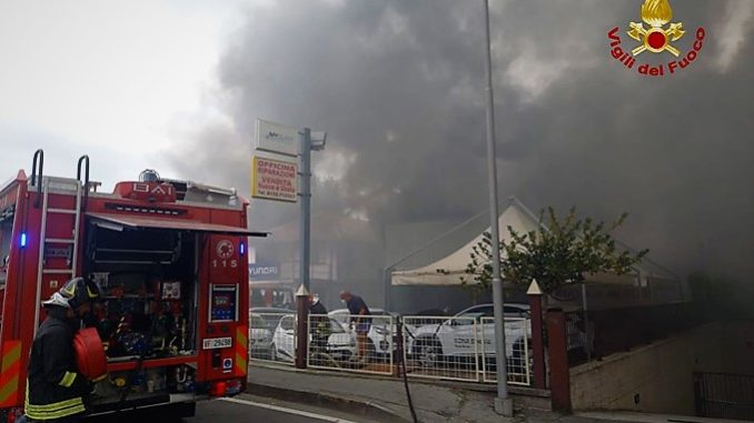 Maestoso incendio alla concessionaria Automobili Massimino di Savigliano