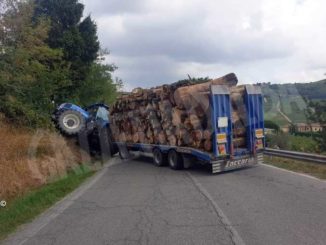 Trattore finisce fuori strada a Costigliole: chiusa la provinciale per Nizza Monferrato