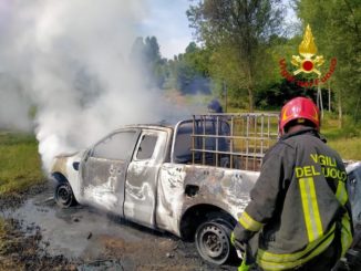 Portacomaro, intervento dei pompieri per spegnere un pick-up