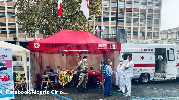 Le unità mobili per il vaccino presenti alla Douja d'or ad Asti e Tennis & friends a Torino