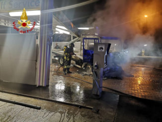 Intervento per un furgone in fiamme in un autolavaggio a Mont&agrave;