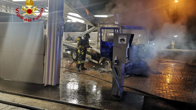 Intervento per un furgone in fiamme in un autolavaggio a Montà