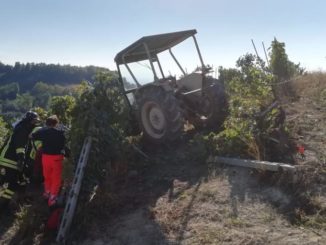 Perde il controllo del mezzo fra i filari: agricoltore ferito a Clavesana