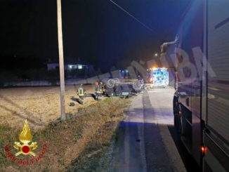 Auto ribaltata a Castagnole delle Lanze nella notte, mecessario l'intervento dei Vigili del Fuoco per rimuoverla