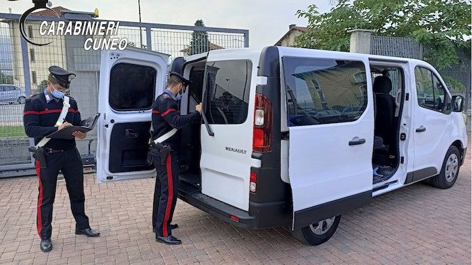 Tentano di raggiungere la Spagna nascosti in un furgone, i Carabinieri arrestano tre passeurs