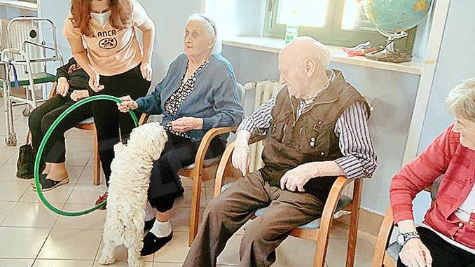 Pet therapy per gli anziani alla casa di riposo di Neive