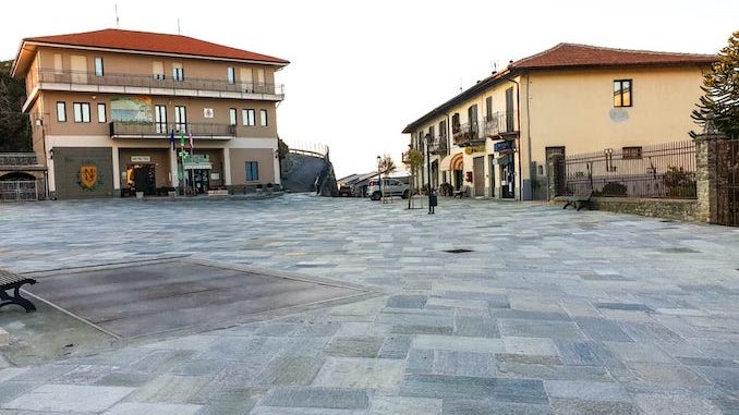 La piazza del Mercato ora è più bella grazie alla pietra di Luserna