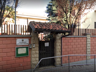 Lein&igrave;: strattona una donna per rubarle il marsupio, arrestato ladro seriale di cellulari