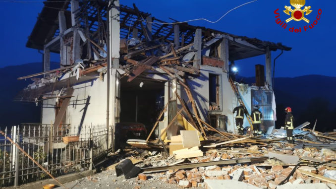 Esplosione in una palazzina a Rossana: ferito l'unico residente