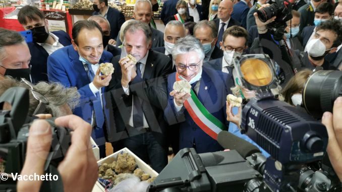 Un ponte sul Tanaro, il terzo, per aprire la Fiera del tartufo