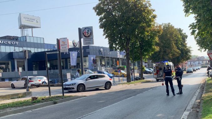 Motociclista a terra in corso Bra: sul posto la Polizia municipale e le ambulanze 1