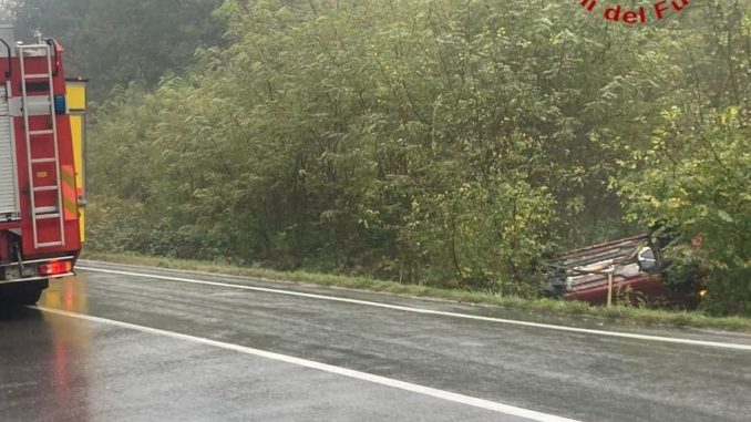 Sbanda in auto lungo in frazione Palucco: automobilista finisce all'ospedale