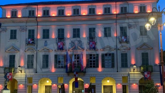 Municipio rosa a San Damiano per sostenere la lotta contro i tumori