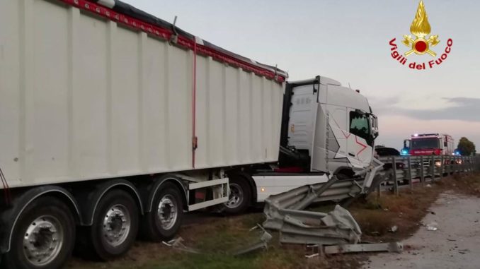 Camion contro il guard-rail della Bovesana: illeso il conducente