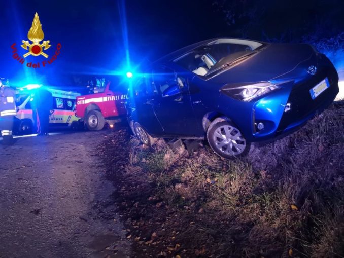 Auto in bilico a Serralunga d'Alba, nessun ferito 1