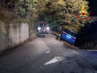 Auto in bilico a Serralunga d'Alba, nessun ferito