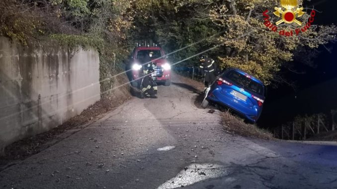 Auto in bilico a Serralunga d'Alba Auto in bilico a Serralunga d'Alba, nessun ferito